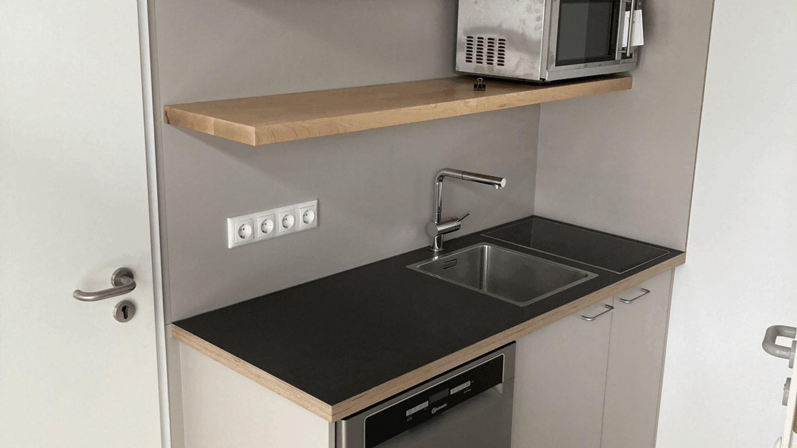 Küche klein grau schwarz