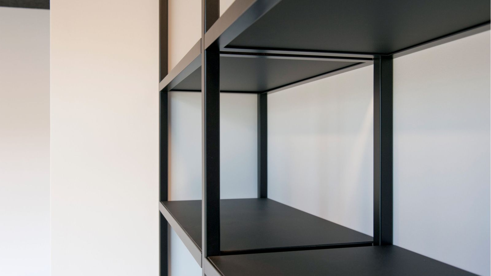 Kita Regal mit metal Einlagen