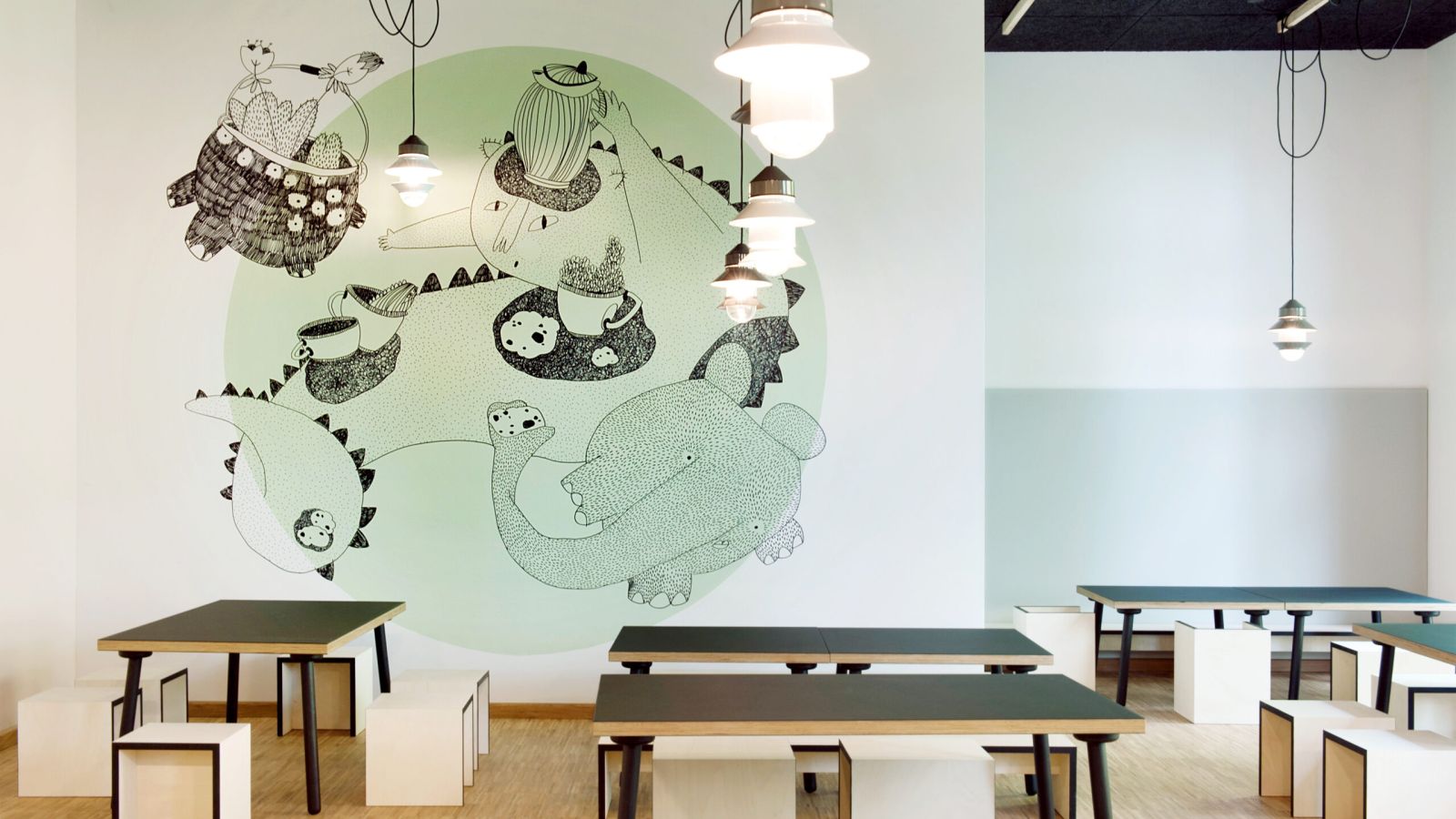 Kita Cafe mit Tischen und Stühlen