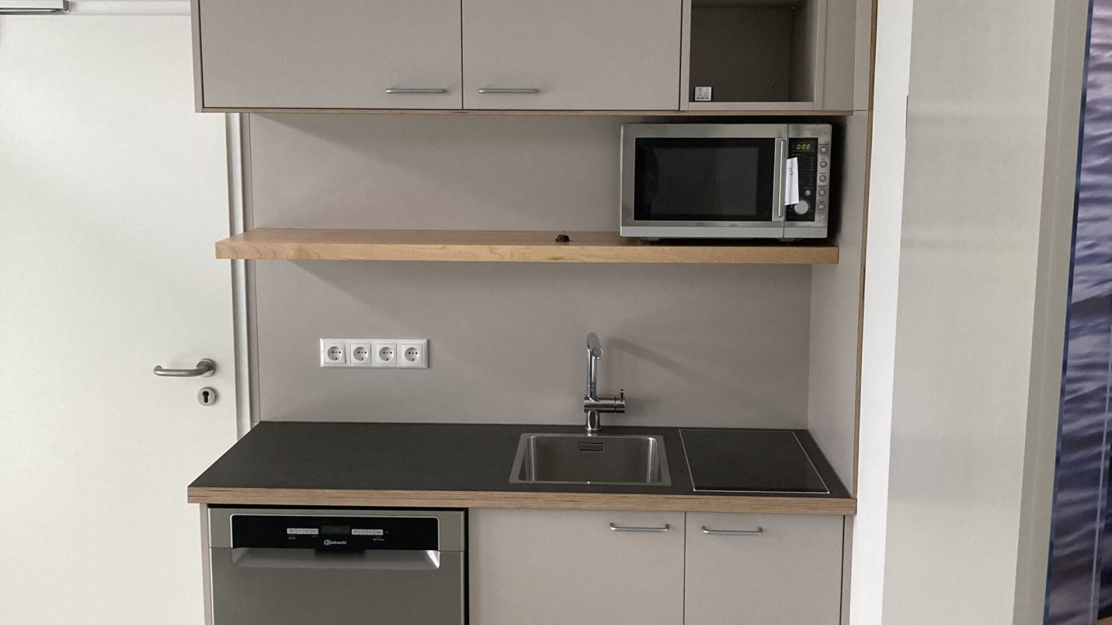 Kleine Küche grau schwarz